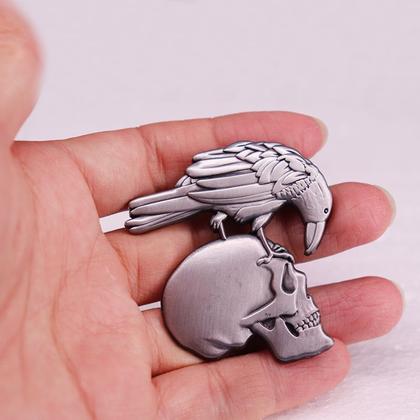 Imagem de Pin Broche Botton Crânio Skull Caveira Corvo Moto Rock Metal