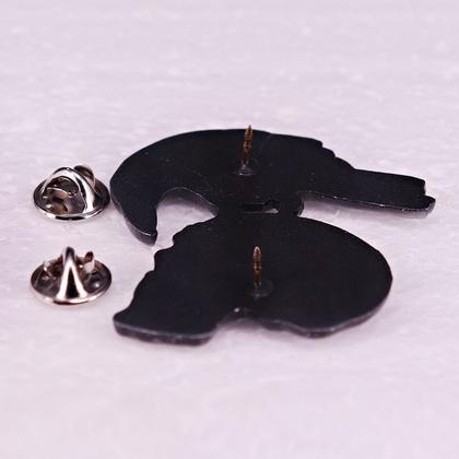 Imagem de Pin Broche Botton Crânio Skull Caveira Corvo Moto Rock Metal