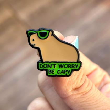 Imagem de Pin de Metal Capivara de Óculos Don t Worry Be Cappy Broches para Mochila e Roupas