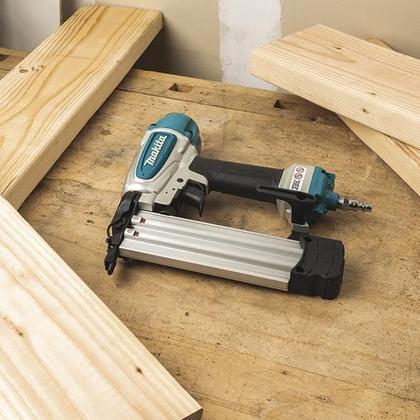 Imagem de Pinador Pneumático Pino F 15-50mm Makita AF506 com Ajuste de Profundidade