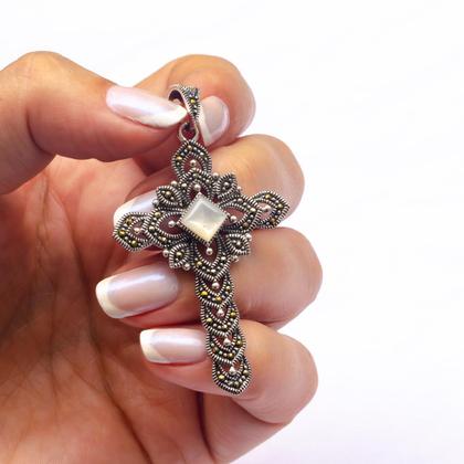 Pingente Crucifixo Atraktiva 6cm Com Madrepérola Prata 925 - Atraktiva Jóias Imagem de Pingente Crucifixo Atraktiva 6cm Com Madrepérola Prata 925