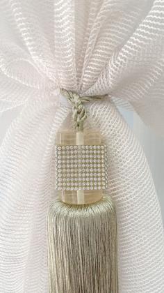 Imagem de Pingente de Cortina Diamont com Franja e Cubo com Cristais, na Cor Branca