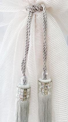 Imagem de Pingente de Cortina Genebra com Franjas Alongadas e Fita com Pedraria, na Cor Branca