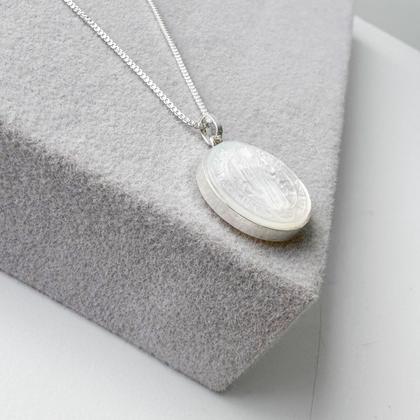 Pingente Medalha São Bento Madreperola Prata 925 - Ravenalla Imagem de Pingente Medalha São Bento Madreperola Prata 925