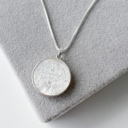 Pingente Medalha São Bento Madreperola Prata 925 - Ravenalla Imagem de Pingente Medalha São Bento Madreperola Prata 925