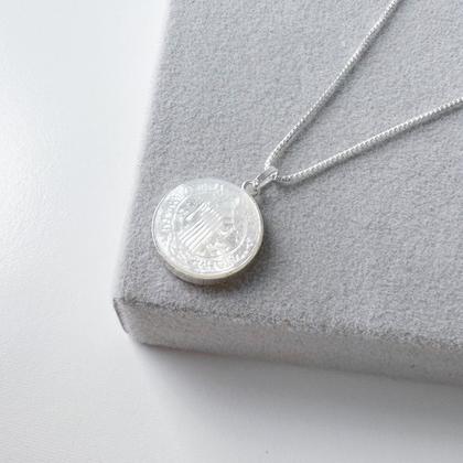 Pingente Medalha São Bento Madreperola Prata 925 - Ravenalla Imagem de Pingente Medalha São Bento Madreperola Prata 925