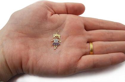 Imagem de Pingente Menina Filha Vestido E Zircônias Rosa Em Ouro 18k