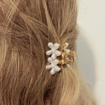 Imagem de Piranha de Cabelo Pequena com Flores Duplas de Pérola e Base Dourado