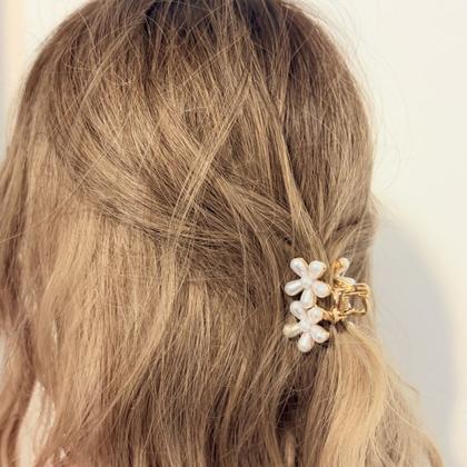 Imagem de Piranha de Cabelo Pequena com Flores Duplas de Pérola e Base Dourado