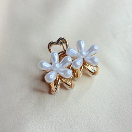 Imagem de Piranha de Cabelo Pequena com Flores Duplas de Pérola e Base Dourado