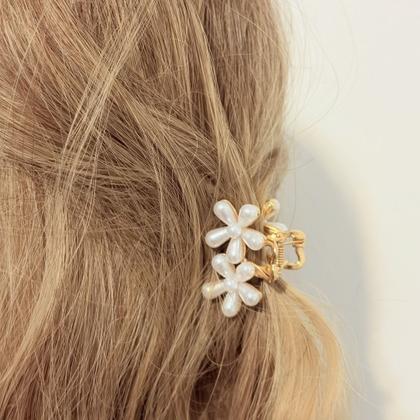 Imagem de Piranha de Cabelo Pequena com Flores Duplas de Pérola e Base Dourado