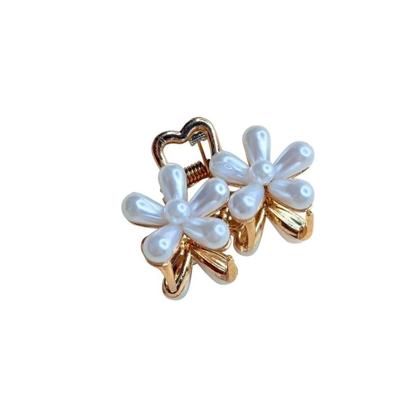 Imagem de Piranha de Cabelo Pequena com Flores Duplas de Pérola e Base Dourado