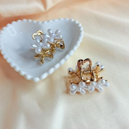 Imagem de Piranha de Cabelo Pequena com Flores Duplas de Pérola e Base Dourado