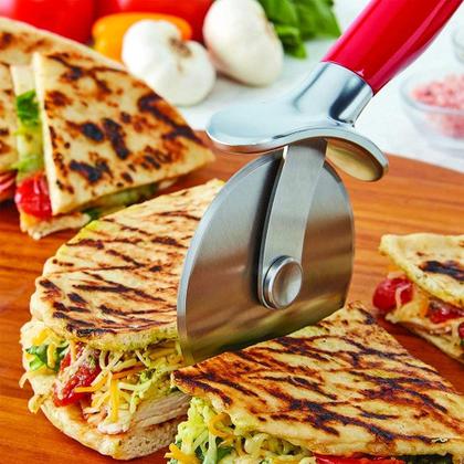 Imagem de Pizza Wheel KitchenAid Classic de 9 polegadas com protetor de dedo vermelho