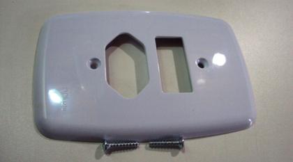 Imagem de Placa 4x2 1 Tecla + Tomada 2p+t Pluzie Ideale Bca Ref. 3242