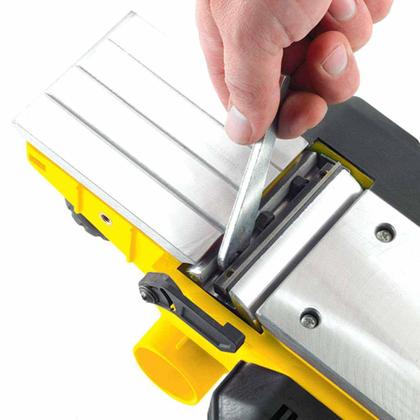 Imagem de Plaina Elétrica 750w Stanley 82mm X 29cm 16500rpm Com Par de Lâminas Stpp7502