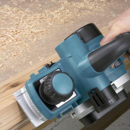 Imagem de Plaina Elétrica 82Mm Industrial 850W Conjunto Calibrador Guias 2 Facas Chave KP0810 220V Makita