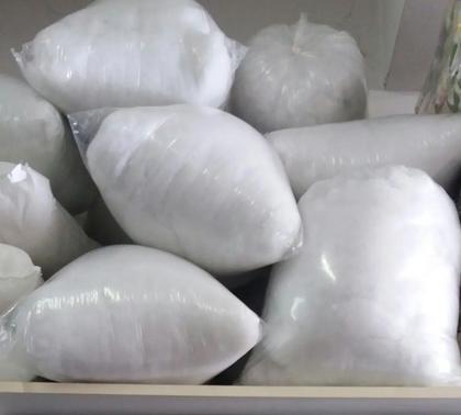 Imagem de Plumante Fibra Siliconada Enchimento Para Artesanato - Pacote com 1kg.