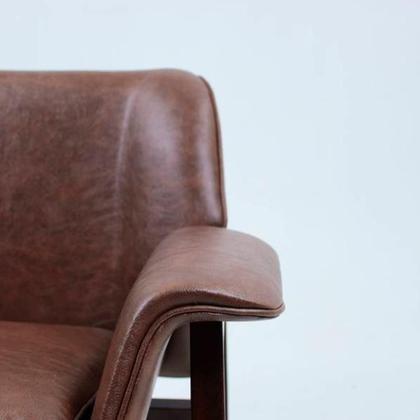 Imagem de Poltrona Frattini Base Mel em material ecológico ou Natural e Tecido Várias Cores - Datelli Design