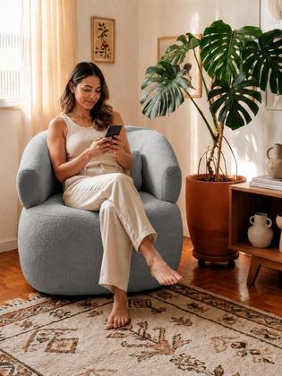 Imagem de Poltrona Orgânica Giratória Chloe Decorativa com Almofada Plumante Bouclê