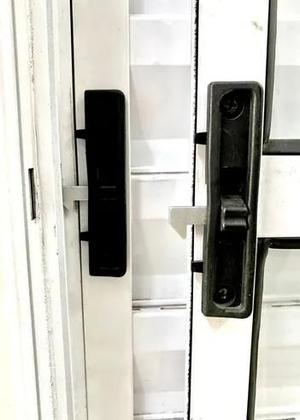 Imagem de Porta Balcão 3 folhas aluminio branco C/trinco 2,10x1,50 