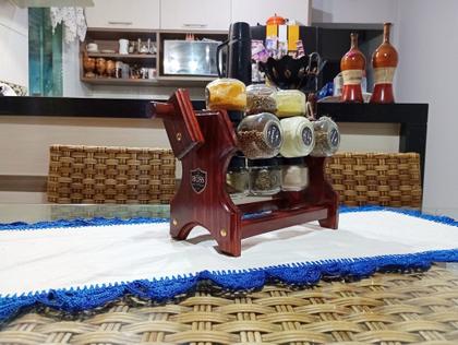 Imagem de Porta temperos giratório com manivela em madeira e 12 potes