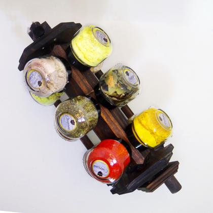 Imagem de Porta temperos giratório com manivela em madeira e 12 potes