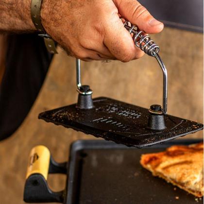 Imagem de Prensador Retangular Alça de Espiral Panela Mineira 18x11cm