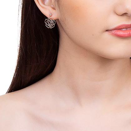 Imagem de Presente Feminino Rommanel Kit Colar + Brincos Rosas Vazadas Banhado Ouro 18k