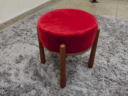 Puff Decorativo Mesinha Vermelho 62 Beth - Alpoim Imagem de Puff Decorativo Mesinha Vermelho 62 Beth