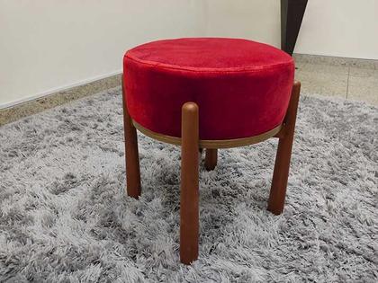 Puff Decorativo Mesinha Vermelho 62 Beth - Alpoim Imagem de Puff Decorativo Mesinha Vermelho 62 Beth