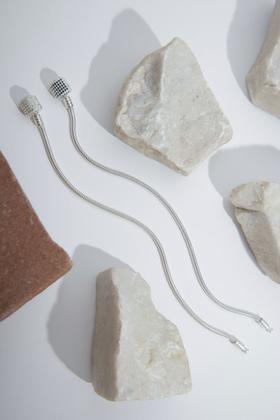 Imagem de Pulseira de Berloques com fecho cravejado de zircônias pretas