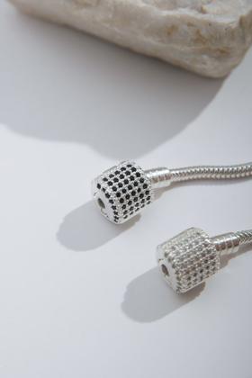 Imagem de Pulseira de Berloques com fecho cravejado de zircônias pretas