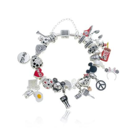 Imagem de Pulseira de Berloques com fecho cravejado de zircônias pretas