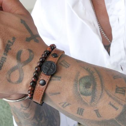Imagem de Pulseira de Couro Marrom São Bento com Fecho Strap Plug Ajustável
