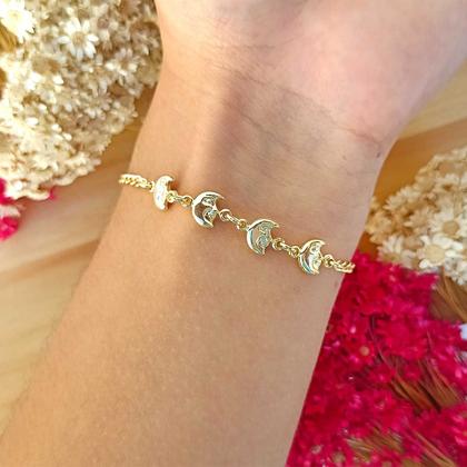 Imagem de Pulseira de Lua Crescente com Rosto Infantil Folheada Em Ouro 18K Softjoias