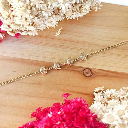 Imagem de Pulseira de Lua Crescente com Rosto Infantil Folheada Em Ouro 18K Softjoias