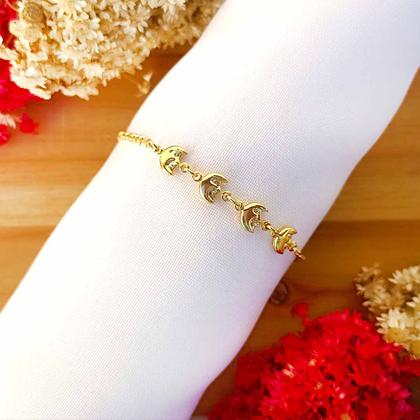 Imagem de Pulseira de Lua Crescente com Rosto Infantil Folheada Em Ouro 18K Softjoias