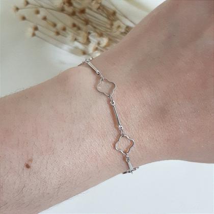 Imagem de Pulseira Feminina de Trevinhos Vazados Banhada a Ródio com Extensor