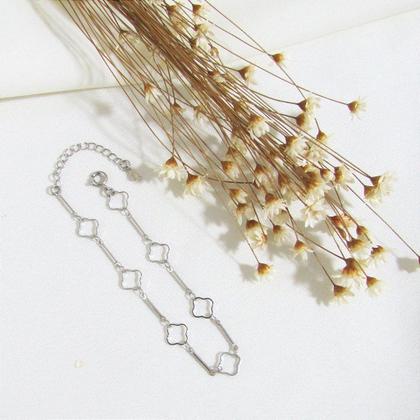 Imagem de Pulseira Feminina de Trevinhos Vazados Banhada a Ródio com Extensor