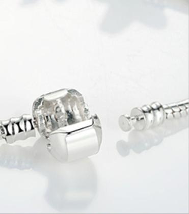 Imagem de Pulseira Infantil com Berloques Prateada e Pedras Brancas