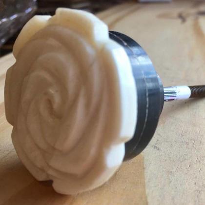 Imagem de Puxador em Cerâmica em Formato de Rosa