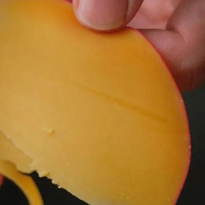 Imagem de Queijo Do Reino Millano Bola Lata Especial de Natal Abre Fácil Aproximadamente 1kg