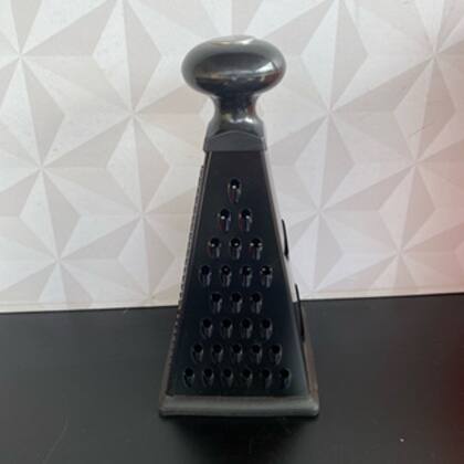 Imagem de Ralador de inox preto com 4 faces com pegador para legumes e alimentos de cozinha