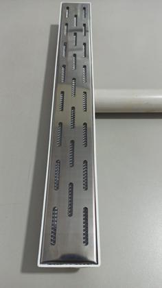 Imagem de Ralo Linear 6x50 modelo Grelha Inox Polida Desenho Tracejado com Tela Anti Insetos e Coletor Branco - Ficone Reis