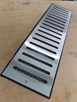 Imagem de Ralo Pluvial Quintal 15x50 Inox 304 Cocho Coletor Saída Baixa 100mm e Tela Anti Inseto