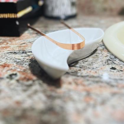 Imagem de Raspador lingua em cobre com Saquinho de algodão