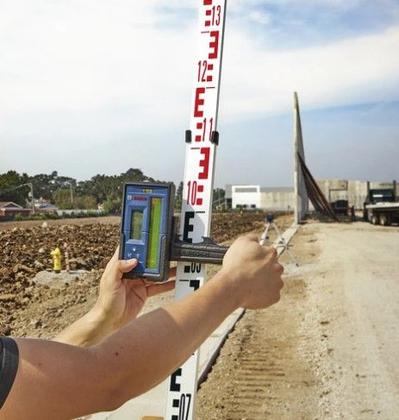 Imagem de Receptor Laser Profissional LR 45 C/ 2 Pilhas AA   Suporte - 300m - BOSCH