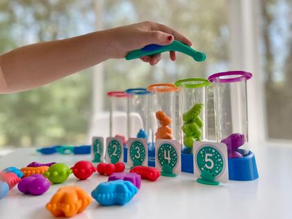 Imagem de Recursos de aprendizagem de brinquedos STEM Silly Science Fine Motor Set