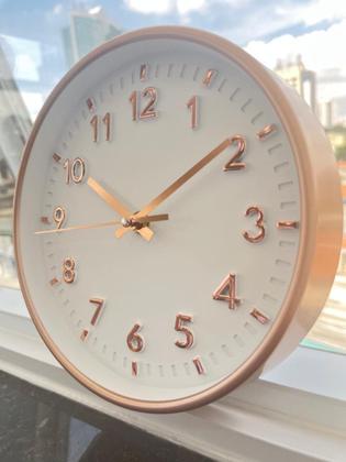 Imagem de Relógio de Parede Redondo Decorativo Branco e Rose Gold 25cm Ponteiro Silencioso Quartz Decoração de Cozinha Sala Quarto Casa ou Escritório